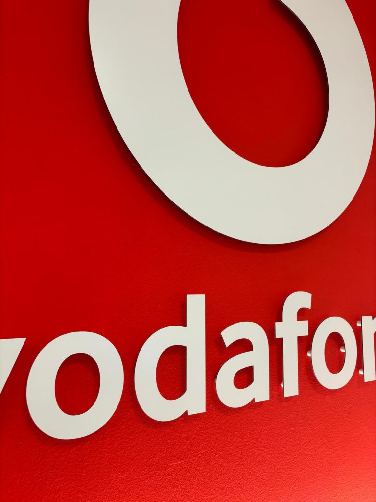 Ein Vodafone 3D-Logo angefertigt für einen Mobilfunkladen aus der Oberpfalz.